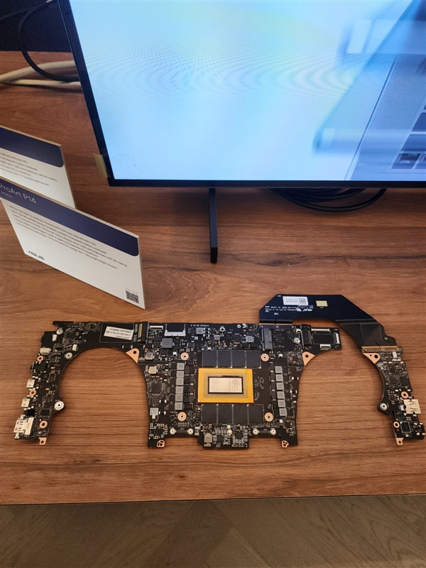 英伟达首款Windows专用处理器RTX Spark实物曝光：买显卡送CPU、附赠8颗内存