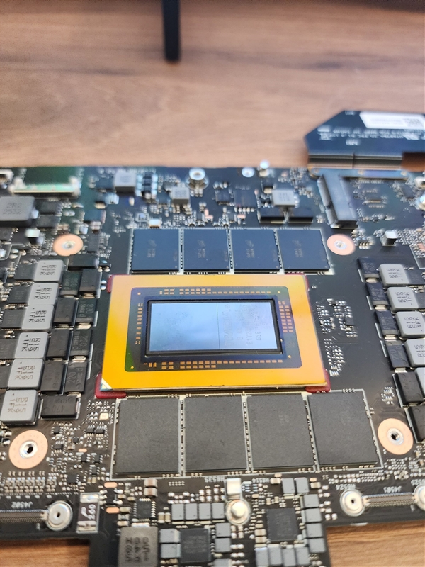 英伟达首款Windows专用处理器RTX Spark实物曝光：买显卡送CPU、附赠8颗内存