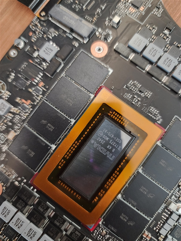 英伟达首款Windows专用处理器RTX Spark实物曝光：买显卡送CPU、附赠8颗内存