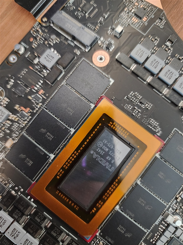 英伟达首款Windows专用处理器RTX Spark实物曝光：买显卡送CPU、附赠8颗内存