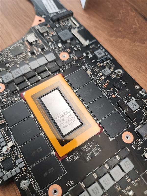 英伟达首款Windows专用处理器RTX Spark实物曝光：买显卡送CPU、附赠8颗内存