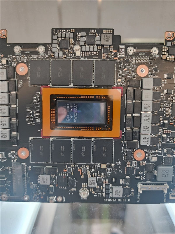 英伟达首款Windows专用处理器RTX Spark实物曝光：买显卡送CPU、附赠8颗内存