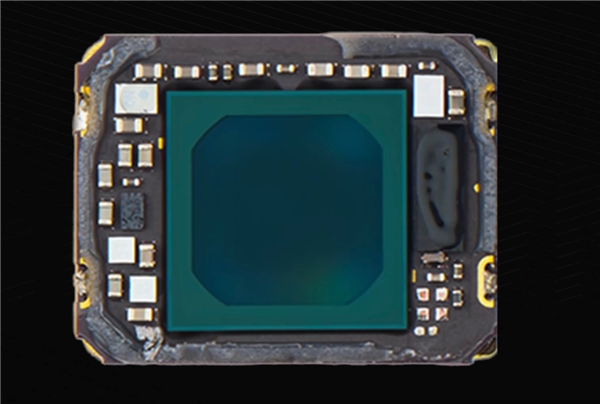 iPhone 17全球首发!荣耀Magic9系列推进方形前摄:竖握也能拍横图