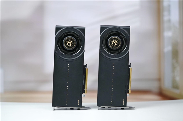轻松本地部署大模型!铭瑄锐炫Pro B70 32GB Turbo显卡图赏