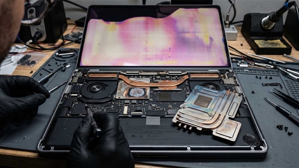 苹果MacBook Pro屏幕变色:因极限负载下芯片温度突破100℃