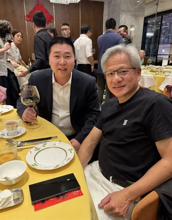 黄仁勋中国密会人工钻石大佬!AI GPU“退烧”就靠它了
