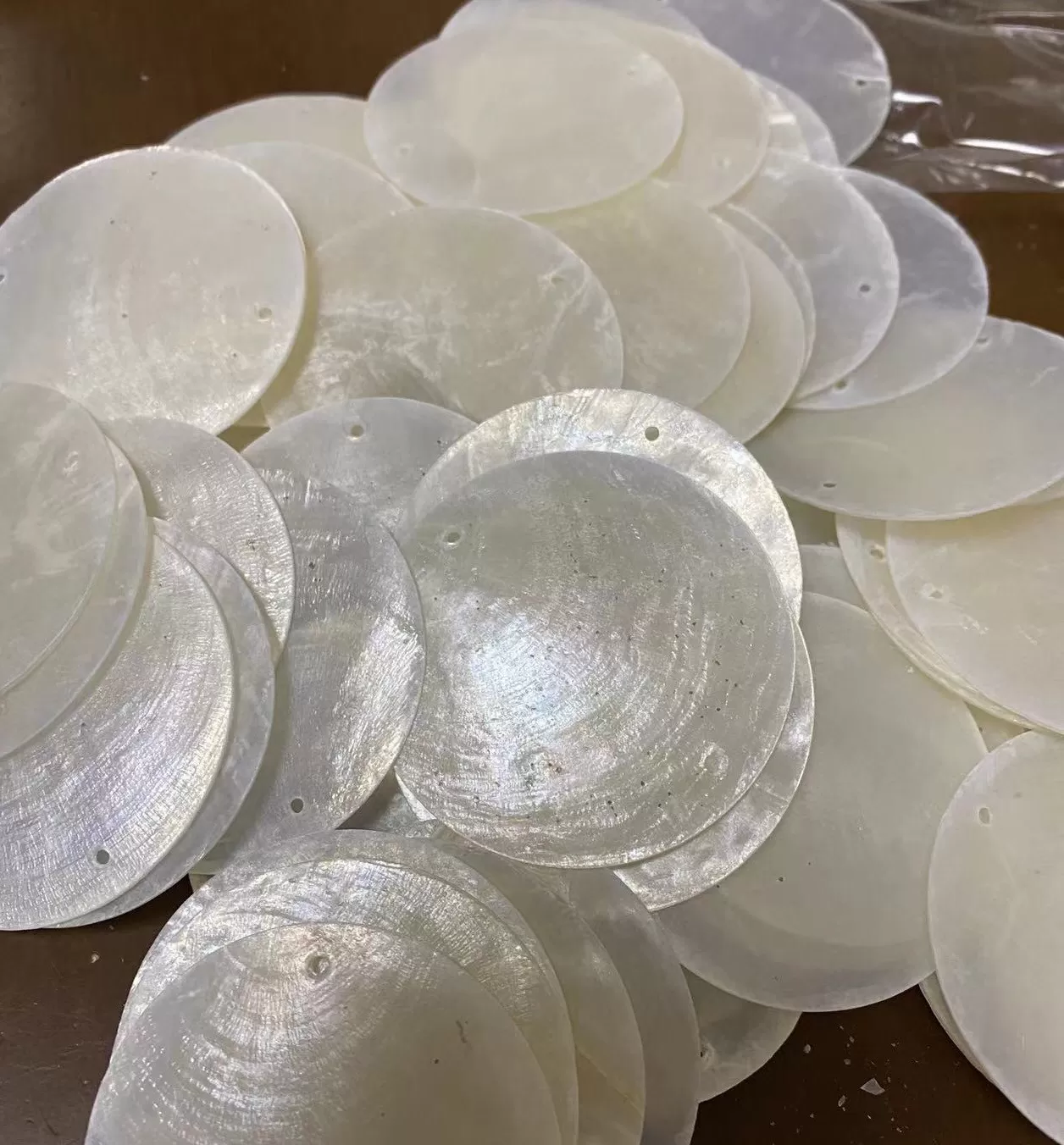 云母片天然贝壳圆片镜贝婚礼装饰贝母片DIY灯具风铃贝壳画配件